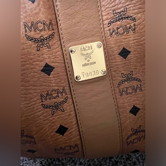 MCM Large Reversible Liz Shopper in Visetos - Picture 16 of 17